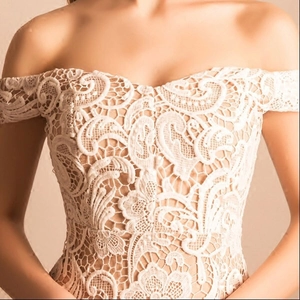 Robe de soirée sirène élégante en dentelle blanche avec épaules dénudées et fleurs