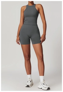Détail de la texture côtelée de l'ensemble de sport gris foncé avec haut et short sans couture