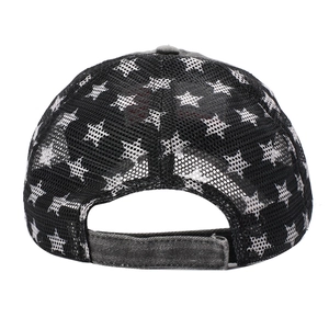Detail der verstellbaren Schnalle und des schwarzen Mesh am Sternenprint Trucker Hat