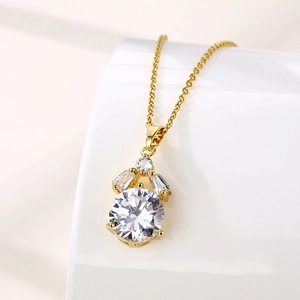 Collana Con Pendente In Zirconia Rotonda Acciaio Inossidabile Placcato Oro Quattro Artigli Stile Minimalista Geometrico Donna
