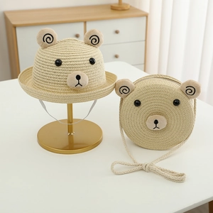 Détail du chapeau et du sac en paille pour enfants avec oreilles d'ours et bandoulière