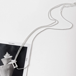 Detail of a minimalist 925 silver double-layer U-buckle necklace with adjustable chain