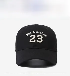 Detailansicht der 3D-Stickerei Est. Number 23 auf einer schwarzen Baumwoll-Baseballkappe