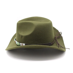 Chapeau de cowboy vert olive à large bord avec cordelette et ornements argentés