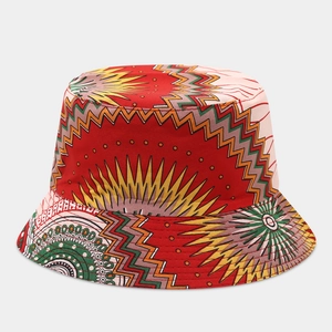 Dettaglio di un cappello da pescatore boho con stampe geometriche etniche vivaci in tela