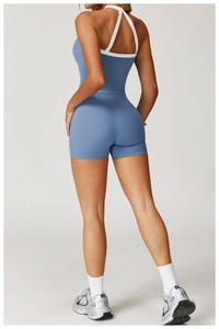 Achteraanzicht van yogaset met top met kruislingse rug en hoge taille shorts