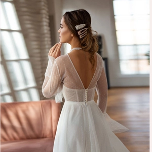 Robe de mariée blanche élégante avec dos nu en V et boutons de perles sur manches en tulle
