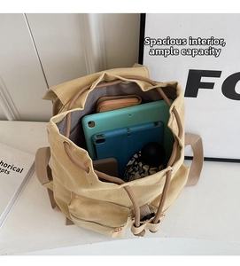 Interior espacioso de la mochila de lona caqui que muestra gran capacidad para objetos diarios