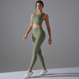 Dynamische Seitenansicht des olivgrünen Yoga-Sets mit hoher Taille und Passform