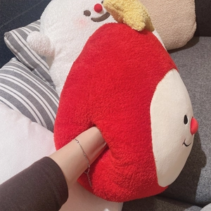 Plüsch-Geist-Kissen mit Handwärmer-Taschen auf einem weichen grauen Sofa