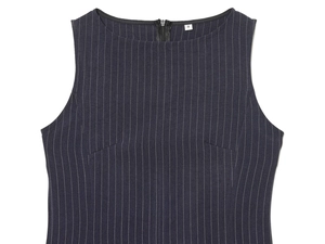 Détail de la robe sans manches à rayures bleu marine avec fermeture éclair et taille S