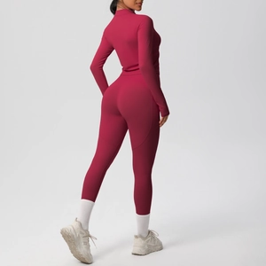 Vue détaillée du dos d'un ensemble de yoga rouge baie foncé avec coupe slim à taille haute