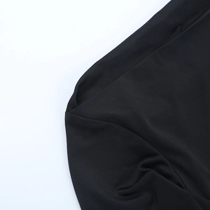 Gros plan sur un tissu en maille noire de haute qualité avec coutures détaillées