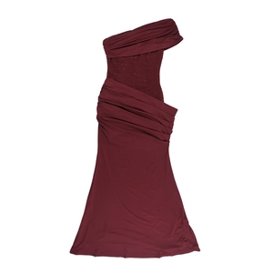 Détails de paillettes bordeaux sur une robe de soirée asymétrique à une épaule