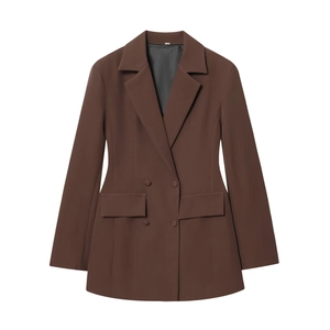 Détail de la fermeture à double boutonnage et des poches à rabat sur le blazer marron