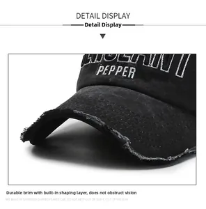 Vue détaillée de la visière rigide et de la broderie PEPPER sur la casquette noire lavée