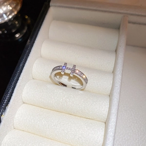 Anello regolabile in argento con design geometrico a doppia H e zirconi incastonati