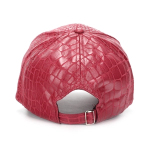 Vue arrière d'une casquette de baseball rouge gaufrée crocodile avec boucle réglable