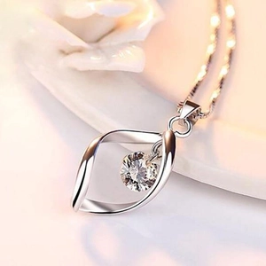 Elegante collana a catena in argento con ciondolo a foglia di zircone geometrico ritorto