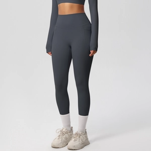 Detail of high-waist yoga leggings featuring practical side pockets and matte stretch fabric