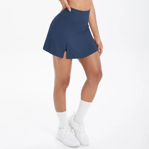 Dettaglio di gonna-pantalone da tennis blu navy a vita alta con spacco laterale