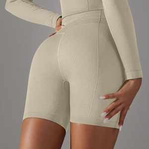 Dettaglio dei pantaloncini yoga beige senza cuciture con trama a nido d'ape ed effetto push-up
