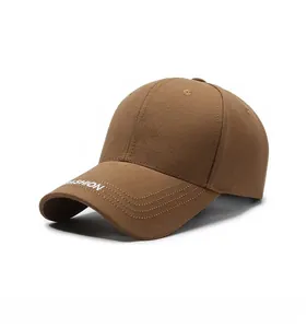 Détail de casquette de baseball en coton kaki avec broderie CAP et FASHION blanche