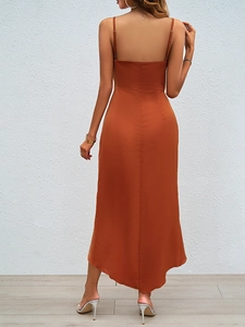 Détail d'une robe d'été caramel avec fines bretelles et fermeture éclair au dos discret