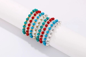 Détail de bracelets ajustables en acier inoxydable avec perles rouges et turquoise