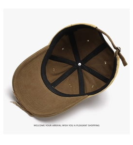 Vue intérieure d'une casquette en coton vieilli montrant les coutures et la boucle en métal