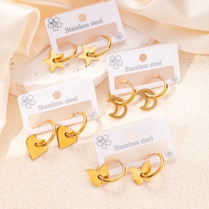 Set di orecchini dorati in acciaio inossidabile con forme di stelle lune e cuori