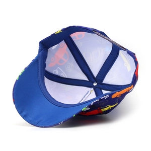 Vue détaillée des coutures intérieures bleues et de l'imprimé voiture sur la casquette enfant