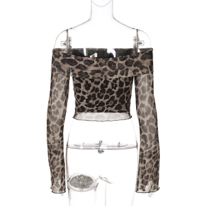 Détail du tissu en maille semi-transparente à imprimé léopard et manche longue à col bardot