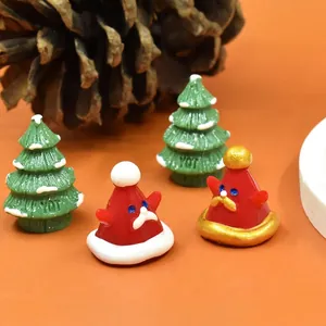 Ensemble miniature de Noël en résine avec sapins enneigés et figurines de Père Noël DIY
