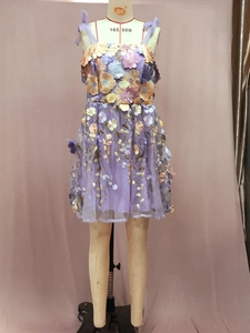 Détail de broderies florales 3D sur tulle violet d'une robe moulante à bretelles