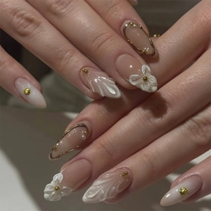 Pressa Sulle Unghie Forma Mandorla 3D Rilievo Fiore Bianco Farfalla Perla Artificial Decorazione Stile Francese Sfumatura Rosa Nude Elegante Per Donne DIY