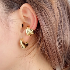 Minimalist S925 sterling silver irregular gold ear cuff and earring set on model