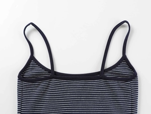Détail du débardeur en maille rayé bleu marine et blanc avec fines bretelles et col en U
