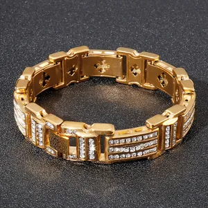 Détail d'un bracelet punk plaqué or 18K avec zircone cubique et découpe de croix
