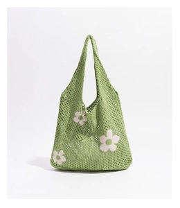 Detailansicht der grünen Häkeltasche mit rosa Blumenmuster und Netzstruktur