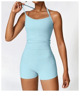 Vue détaillée de l'ensemble de yoga bleu clair avec haut dos nu et short taille haute