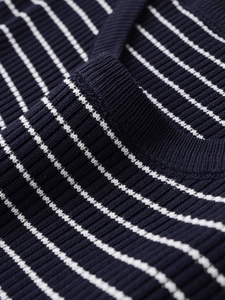 Gros plan sur la texture du tricot à rayures bleu marine et blanc de qualité