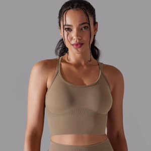 Détail d'un soutien-gorge de sport avec texture côtelée sans couture et large bande élastique