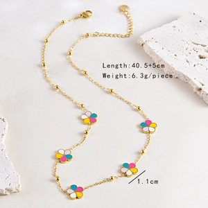 Détail du collier à fleurs colorées en émail avec spécifications de longueur 40,5+5cm