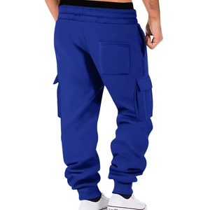 Rückansicht der elektroblauen Fleece-Cargohose mit Mehrfachtaschen und elastischen Bündchen