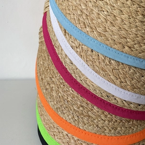Visière en paille de raphia naturel avec bordure en tissu coloré pour l'été chic