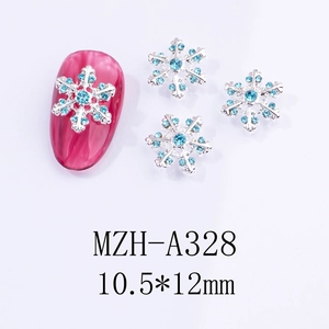 Charm per unghie a fiocco di neve in argento con strass blu su unghia bordeaux