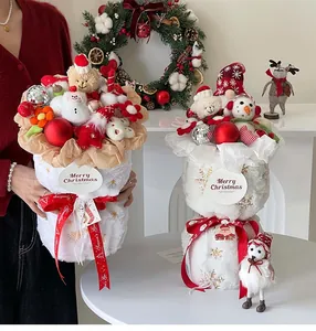 Détail d'un bouquet en peluche de Noël avec broderie de flocons dorés et ruban rouge