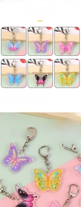 Gros plan de porte-clés papillon en acrylique coloré avec fermoirs en métal argenté