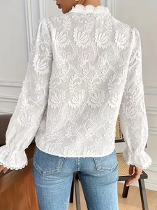 Blouse élégante en dentelle blanche avec broderie florale et poignets à volants, vue de dos
